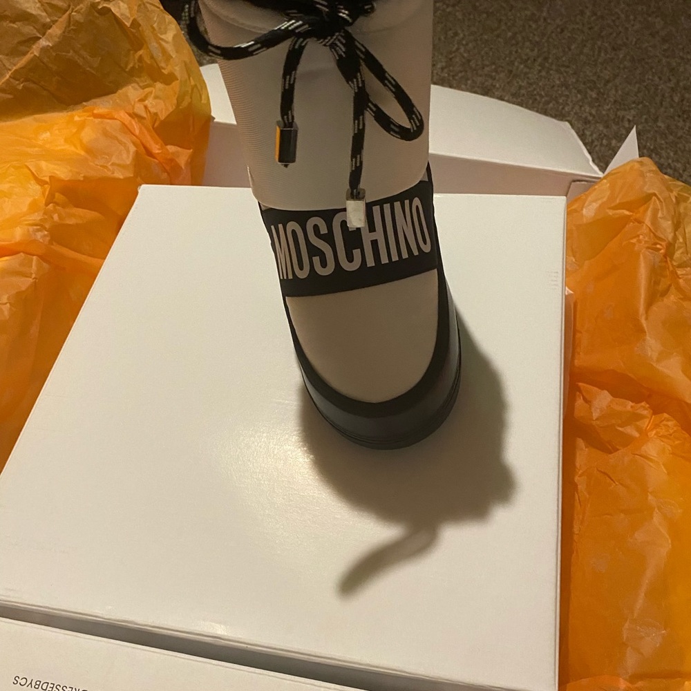 Moschino moon boots